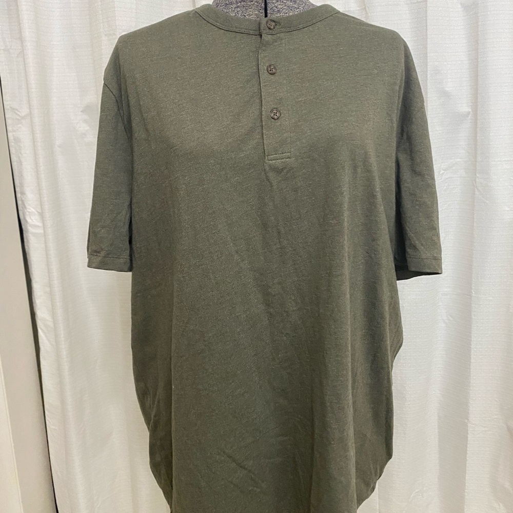 Gap Men’s Short Sleeve Dark Green Henley everyday Soft T-shirt Siz…